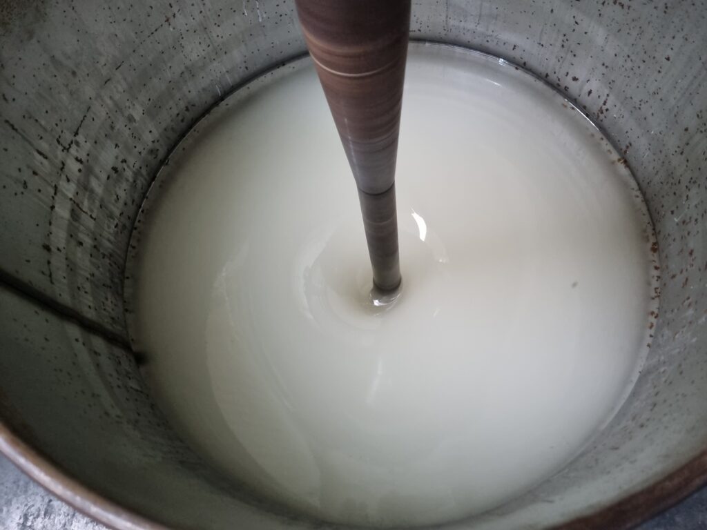 Agitador mecânico homogeneizando hidratante cosmético.