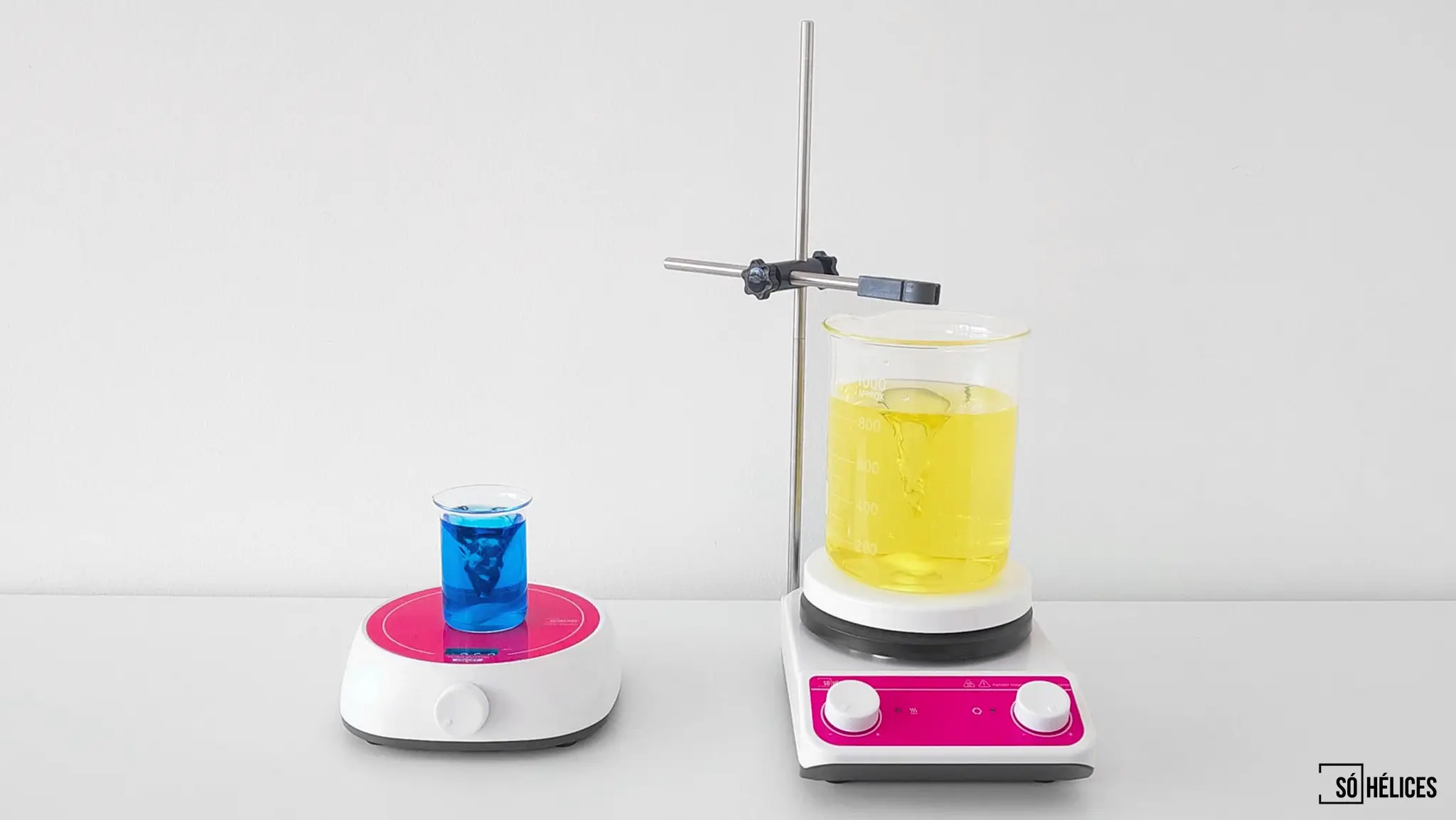 Na Analitica 2025 apresentamos dois modelos de agitadores magnéticos até 2 litros. Agitador magnético com e sem aquecimento apresentados na Analitica 2025